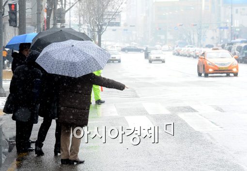 [포토]"눈 내리니까 택시 잡기가 힘드네"