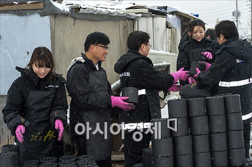 [포토]‘하늘 천사들의 연탄 배달’