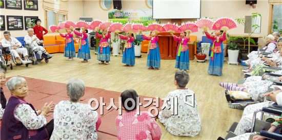 함평 해보초 학생들이 어르신들에게 부채춤 공연을 펼치고있다.