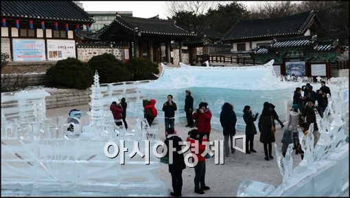 [포토]얼음 구경하는 시민들