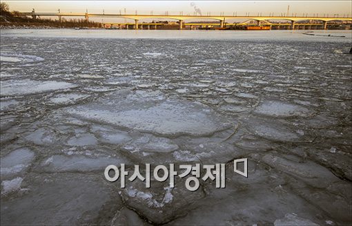 [포토]한강 첫 결빙 관측