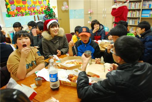 지난 21일 대전 기독교사회복지관 하담지역아동센터 어린이들이 미래에셋 임직원 '산타봉사대'와 함께 즐거운 시간을 보내고 있다.