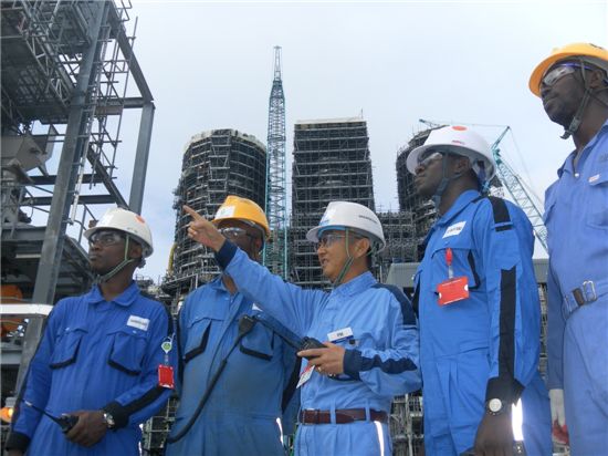 나이지리아 에스크라보스가스액화연료생산시설(EGTL) 공사 현장에서 최영민 현장소장(가운데)이 직원들에게 작업을 지시하고 있다. 