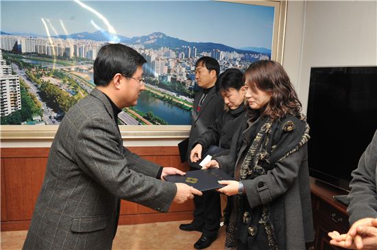 김성환 노원구청장(왼쪽)이 수상자에게 표창장을 주고 있다.