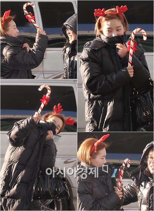 [포토]꼬마 산타로 변신한 태연… 장난치다 딱 걸렸네!