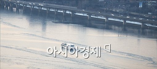 [포토]매서운 강바람을 헤치고··