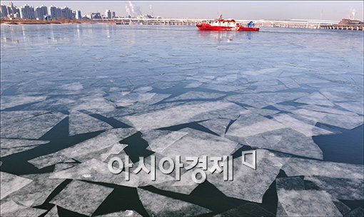 [포토]매서운 한파에 얼어버린 한강
