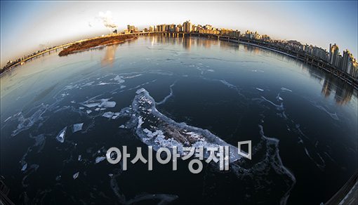 [포토]서울 영하14도, 얼어붙은 한강