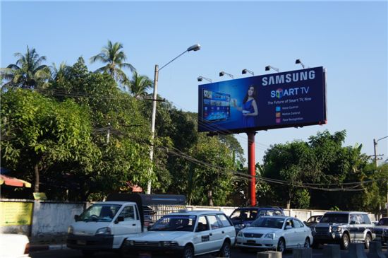 삼성전자는 최근 미얀마 지점을 설립하고 대대적인 미얀마 시장 공략에 나섰다. 미얀마의 경제산업도시인 양곤에서는 삼성 갤럭시S, 스마트TV 등과 관련한 옥외광고를 쉽사리 찾아볼 수 있다. 