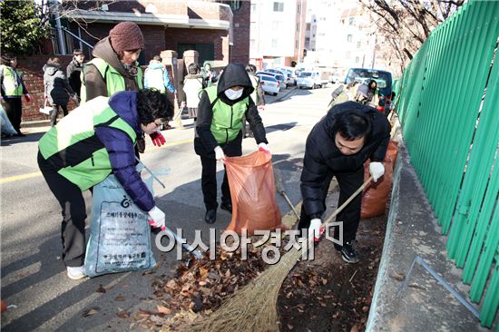 [포토]광주시 동구청, 새해 맞이 일제대청소 실시