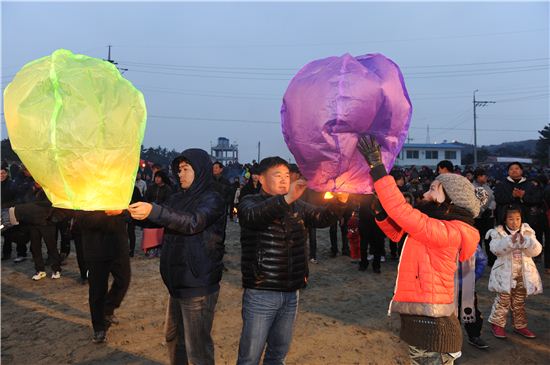 전북 고창군 구시포에서 열린 해맞이 행사에서 참석자들이 새해 소원을 담은 풍등을 날리고 있다.