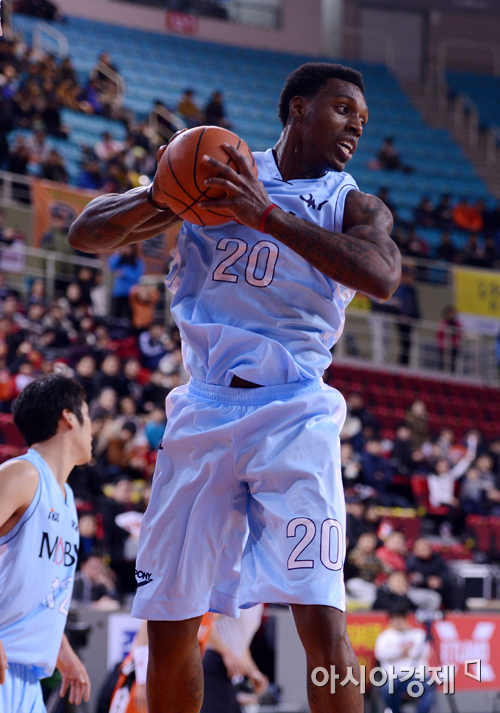 [포토] 라틀리프 '리바운드 잡아냈어'