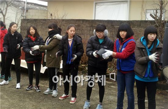 함평 학다리고 학생들이 용돈을 모아 구입한 연탄을 어려운 이웃에 배달하고 있다