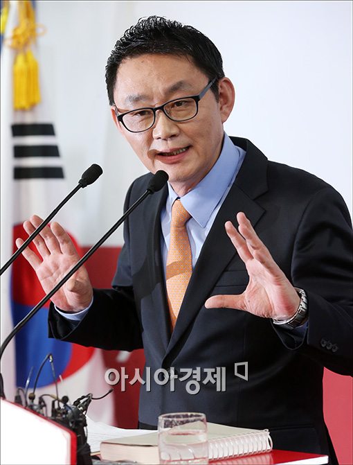 [포토]인수위원장 발표하는 윤창중 대변인