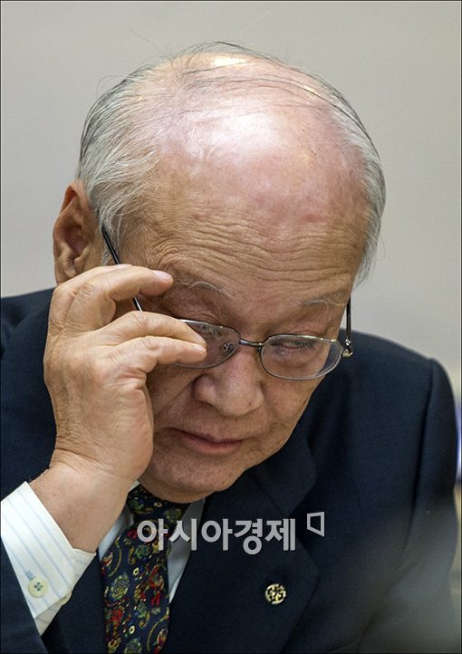 [포토]안경 고쳐쓰는 김용준 인수위원장