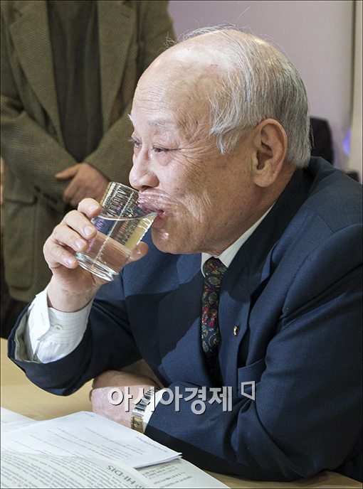[포토]물 마시는 김용준 인수위원장