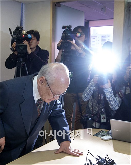 [포토]고개숙여 인사하는 김용준 인수위원장