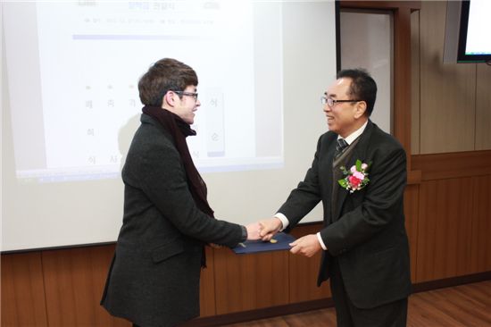박주석(오른쪽) 효열장학재단 이사장이 올해 서울대에 입학한 이신용군에게 장학금을 주고 있다.