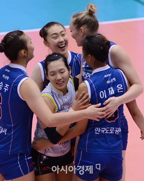 [포토] 황민경 '니콜이 최고야~'