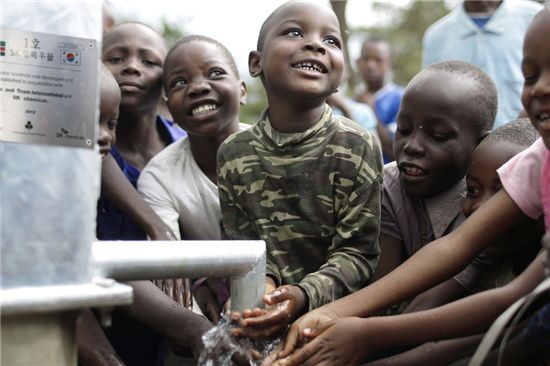 사진은 케냐 타나리버 카운티 지역에 설치된 행복우물 1호에서 나오는 물로 지역 아동들이 손을 씻고 있는 모습. 