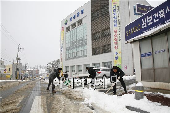 [포토]보성군 폭설, 제설 작업하는 공무원들