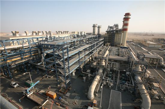 삼성물산이 아랍에미리트연합 아부다비에서 2011년 11월 완공한 알슈웨이핫 s2 복합화력발전 플랜트 전경. 