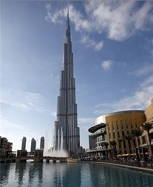 삼성물산이 시공한 두바이 부르즈 칼리파 전경. 828m로 현존 세계 최고 높이를 자랑한다. 삼성물산은 이 프로젝트를 성공적으로 끝내면서 명실상부 초고층 분야에서 글로벌 강자로  부상했다.