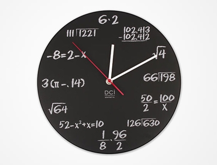 ▲ 숫자를 표기하는 대신 수학 문제를 써 넣은 시계.(출처: www.boredpanda.com)