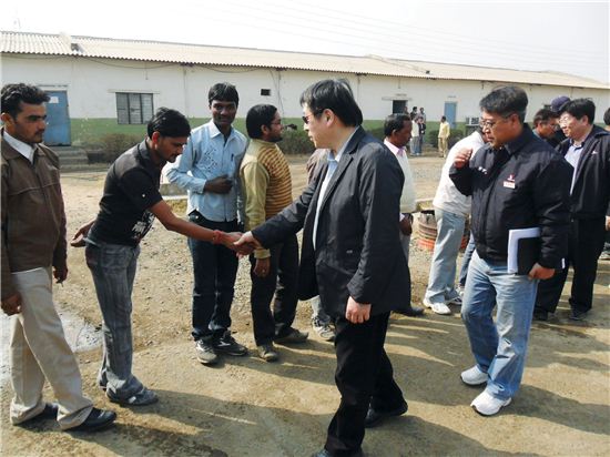 김석준 쌍용건설 회장(가운데)은 2012년 초에도 인도 현장을 방문해 직원들을 격려했다. 