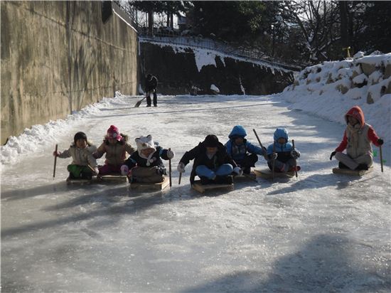 북한산 자락 구기천 얼음썰매장