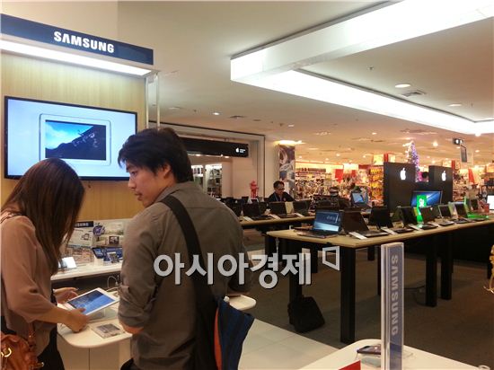 태국 백화점 내부 모습. 삼성전자와 애플, 소니 등의 전자기기들이 진열돼 있다.