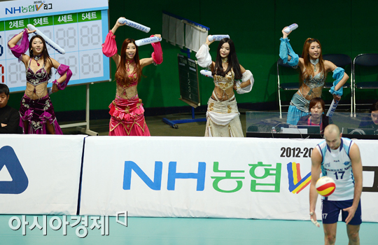 [포토] 밸리댄서로 변신한 치어리더 '마틴 힘내세요~'