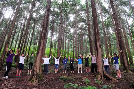 전남 장성 편백숲을 찾은 학생들이 피톤치드를 마시며 가슴을 활짝 펴고 있다.