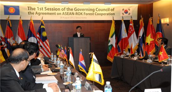 지난 8월 AFoCO 출범 논의를 위한 아세안 특별산림장관회의에서 브리핑하는 이돈구 산림청장.