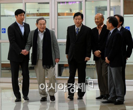 [포토]한 달여간의 출장 마치고 돌아온 이건희 