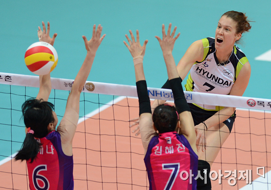 [포토] 공격하는 야나 '블로킹을 피해'