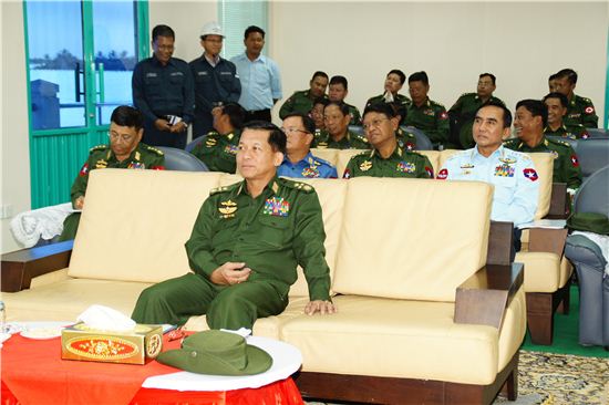 지난 12월 19일, 민 아웅 흘라잉(Min Aung Hlaing) 미얀마 군 총사령관과 육·해·공 참모총장 등 16명의 미얀마 군 고위 장성들이 미얀마포스코를 방문했다. 그는 김창규 미얀마포스코 법인장의 회사 소개 브리핑을 받고 간담회를 가졌다. 군총사령관이 법인장의 회사 브리핑을 듣고 있다. 