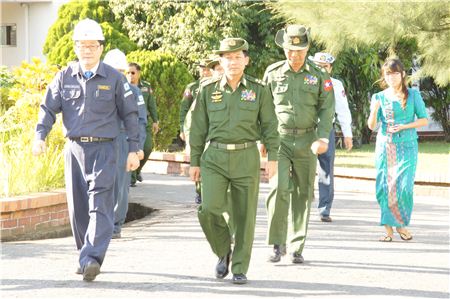 지난 12월 19일, 민 아웅 흘라잉(Min Aung Hlaing) 미얀마 군 총사령관과 육·해·공 참모총장 등 16명의 미얀마 군 고위 장성들이 미얀마포스코를 방문했다. 그는 김창규 미얀마포스코 법인장의 회사 소개 브리핑을 받고 간담회를 가졌다. 김창규 법인장(왼쪽)이 브리핑 후 민 아웅 흘라잉 총사령관(오른쪽)과 함께 공장을 둘러보고 있다. 