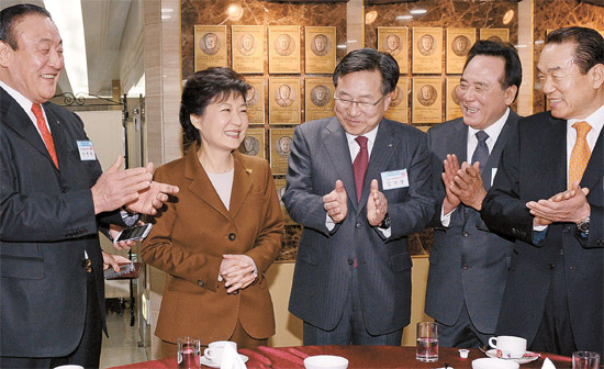 지난 26일 서울 여의도 중소기업중앙회에서 박근혜 대통령 당선인(왼쪽 두 번째)과 김기문 중기중앙회 회장(가운데), 그리고 중소기업인들이 이야기를 나누며 활짝 웃고 있다.<국회사진기자단>