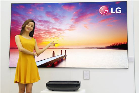 LG전자가 내년 1월 미국 라스베이거스에서 열리는 CES 2013 전시회에서 100인치의  '시네마 빔 TV(모델: HECTO)를 공개한다. LG전자 모델이 '시네마 빔 TV'를 소개하고 있다. 

