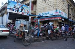 미얀마 시내의 전경. 미얀마 정부가 오토바이 운행을 반대함에 따라 미얀마 시내에는 자동차와 자전거만이 넘쳐난다. 