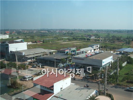 라오스 비엔티안에 위치한 라오스증권거래소(LSX) 인근. 공터로 있는 부분은 현재 개발이 진행 중으로 향후 서울의 강남처럼 변모할 택지다.