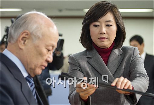 [포토]마이크 잡아주는 조윤선 대변인