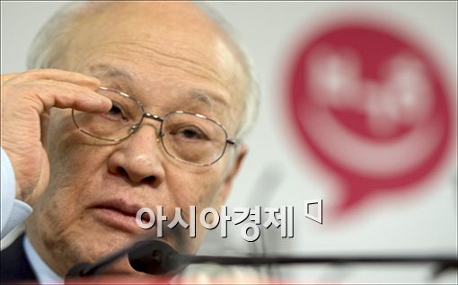 ▲김용준 인수위원장이 31일 서울 여의도 새누리당 당사에서 인수위 조직에 관해 발표하고 있다.