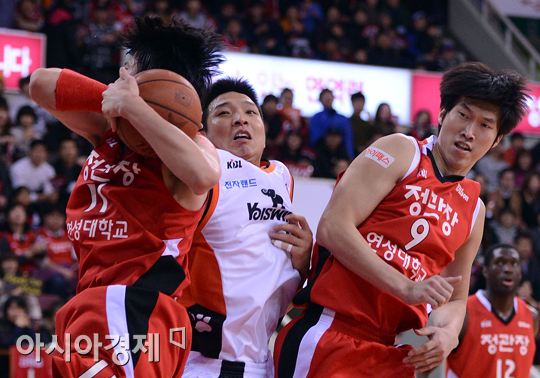 [포토] 이현호 '양희종에게 리바운드를 빼앗겼네'
