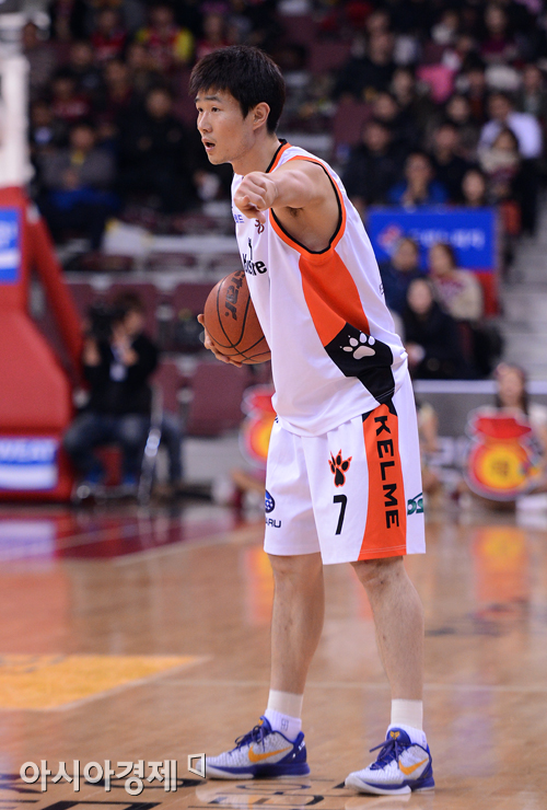 [포토] 강혁 '골 밑을 사수하라'