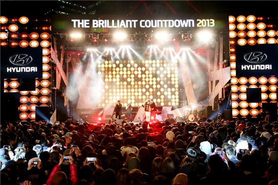 울랄라 세션이 지난 31일 오후 10시부터 강남역 엠스테이지(M-Stage)에서 열린 현대차 더 브릴리언트 카운트다운 2013 행사에서 공연을 펼치고 있다. 
