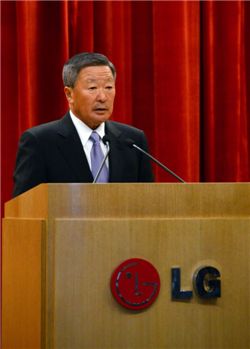구본무 LG 회장은 올해 신년사에서도 '시장선도'를 강조했다. LG그룹은 올해 전 사업의 시장선도를 위해 사상 최대인 20조원을 투자한다. 