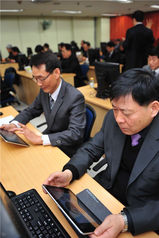 지난달 28일 구청 전산교육장에서 간부직원들이 태블릿 PC 교육을 받고 있다(왼쪽부터 정규우 녹색교통과장, 이경환 맑은환경과장)