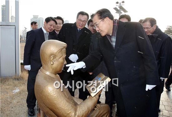 [포토]김대중 전 대통령  동상 둘러보는 박준영 전남지사
